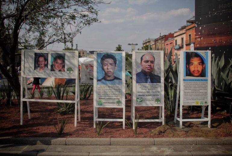 Familias buscadoras se amparan contra retiro de memoriales