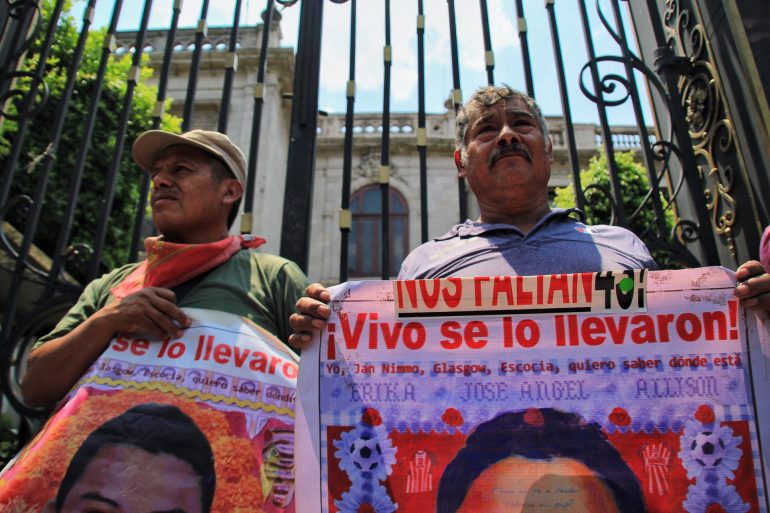 Madres y padres de Ayotzinapa se reúnen con el fiscal especial en SEGOB