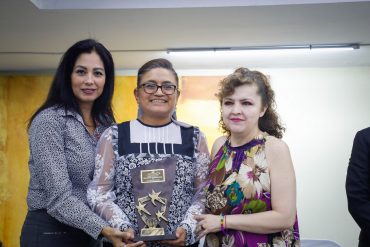 Galardonan a Aleida Alavez Ruiz por su liderazgo y trayectoria profesional en favor de la transformación de Iztapalapa