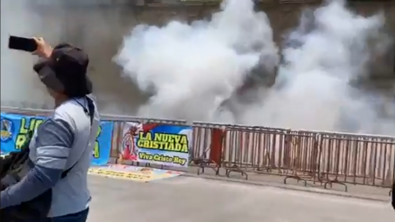 Normalistas de Ayotzinapa lanzaron explosivos a Palacio Nacional