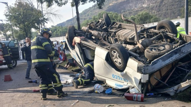 Una camioneta de transporte público volcó sobre Calz. Zaragoza