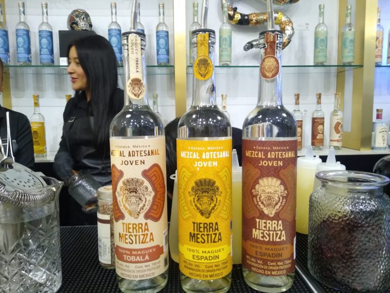 «Tierra Mestizza» y «Flor de Piña», dos nuevos mezcales en el mercado mexicano