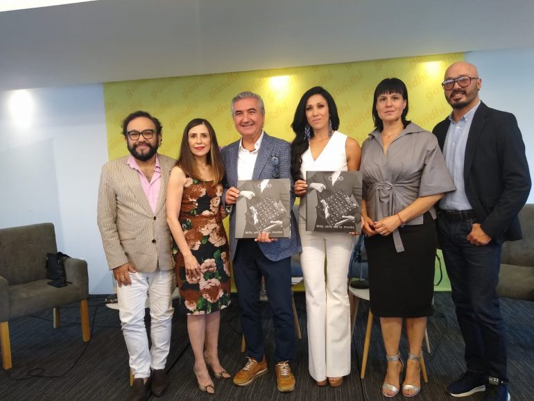 “Cloe” celebra 35 años de presencia en la moda nacional con un libro