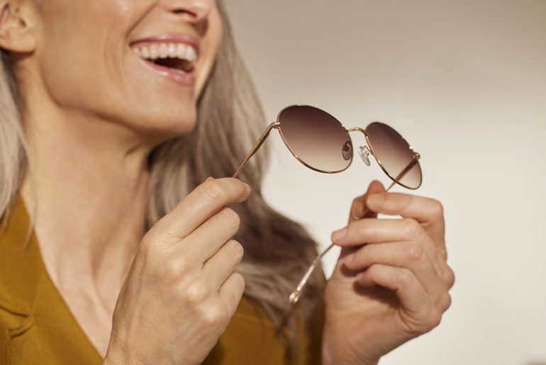 Presentan colección de lentes elaborados con materiales reciclables