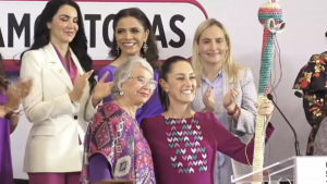 Olga Sánchez Cordero le entregó a Claudia Sheinbaum el “bastón de las mujeres”