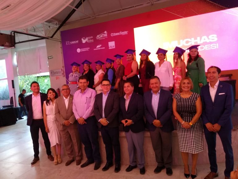 ICATHI y Scania Group gradúa a la cuarta generación de mujeres conductoras de tractocamiones