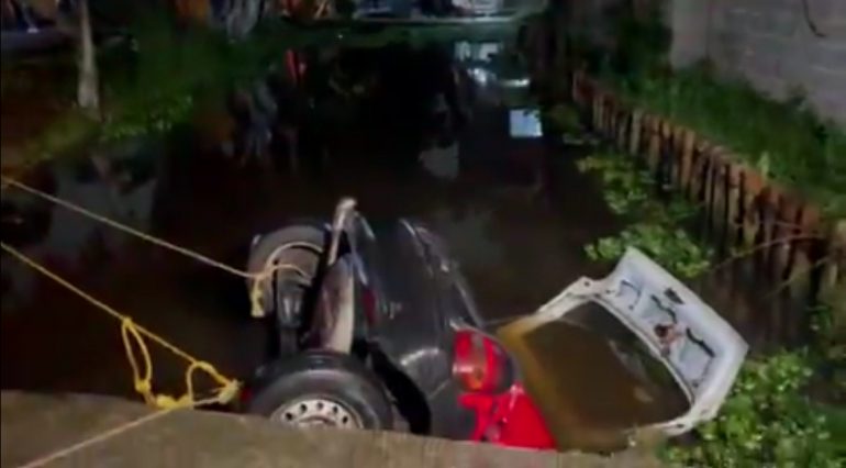 Mueren tres mujeres en auto que cayó en canal de Xochimilco; arrestan al conductor
