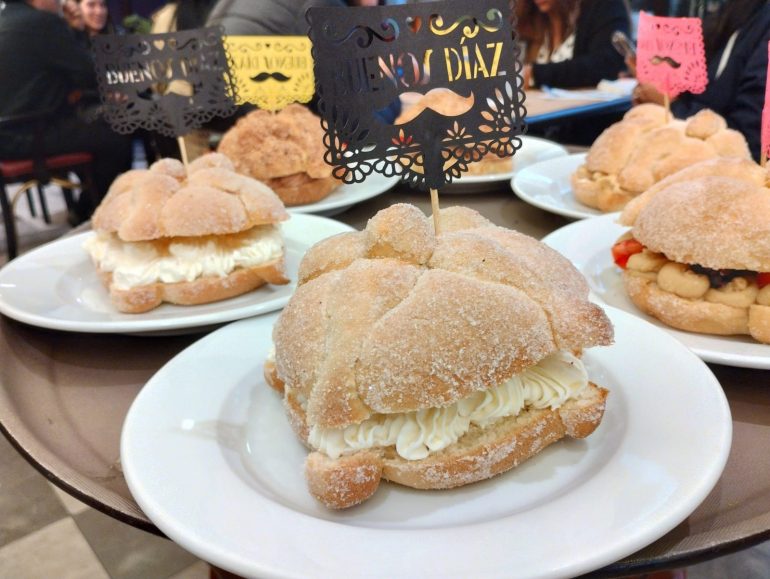 Cafetería «Buenos Días» y sus Panes de Muerto