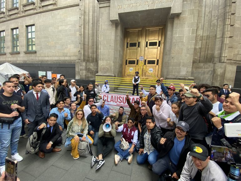 Universitarios salen a defender la reforma al Poder Judicial