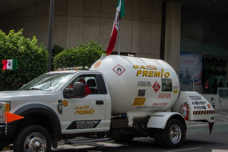 Caravana de transportistas de gas exige revisión de tarifa
