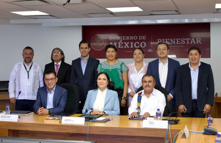 Bienestar e INEA firman convenio para alfabetizar a adultos mayores y personas con discapacidad