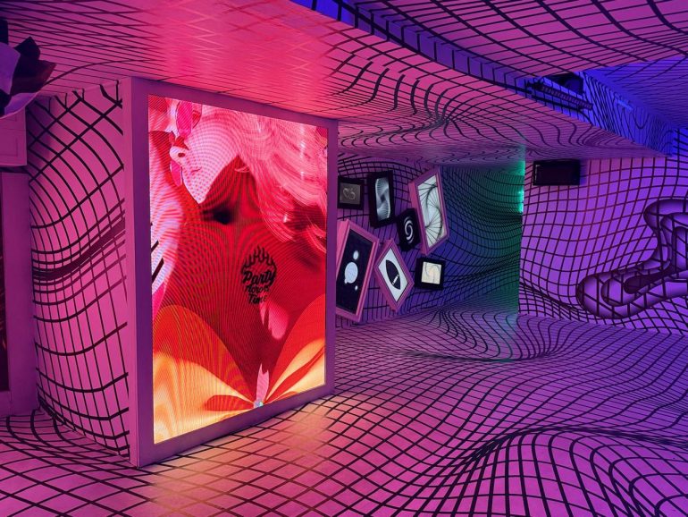 «Party Across Time», «experiencia inmersiva que conecta música y fiesta de distintas épocas