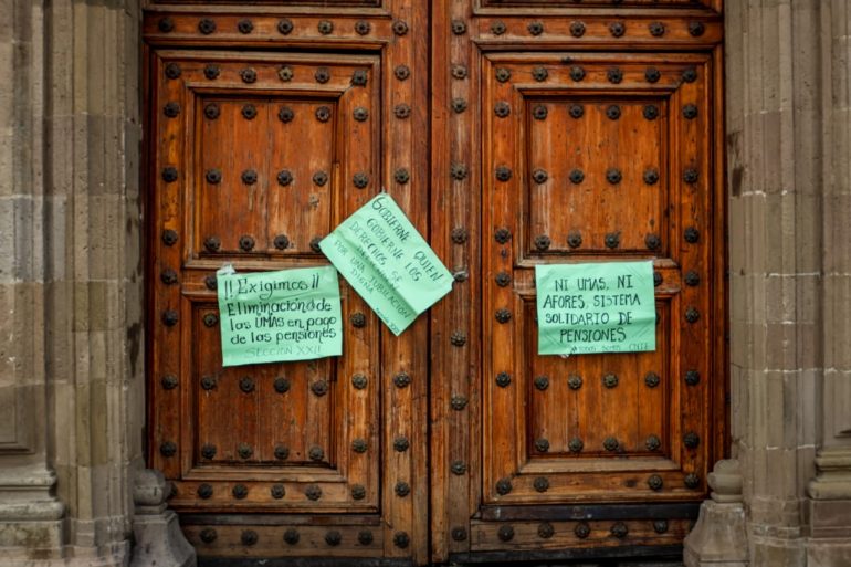 Toman Palacio Nacional: la CNTE impide acceso a funcionarios y suspende la mañanera