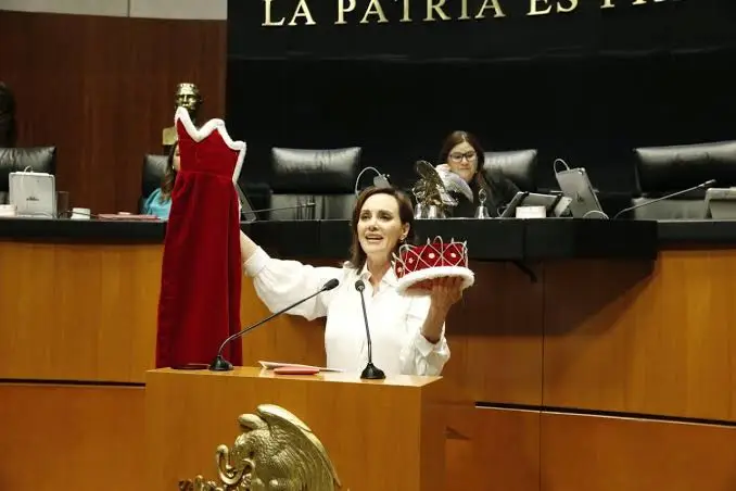 Entregan corona y capa a Noroña