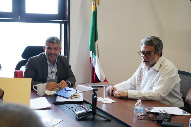 Tabe entrega peticiones para escuelas en Miguel Hidalgo