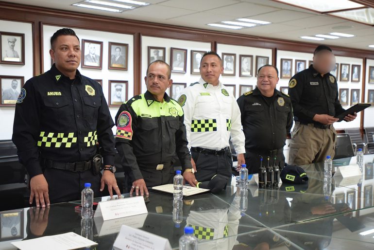 Reconocen a tres policías de la SSC