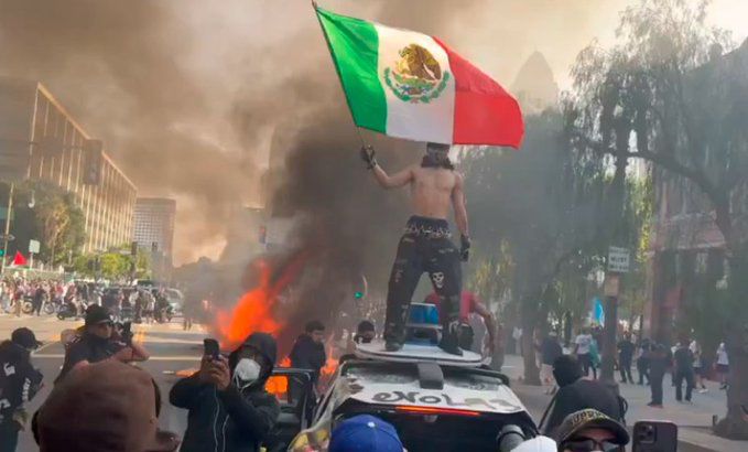 Bandera mexicana ondea con fuerza en protestas migrantes en Los Ángeles