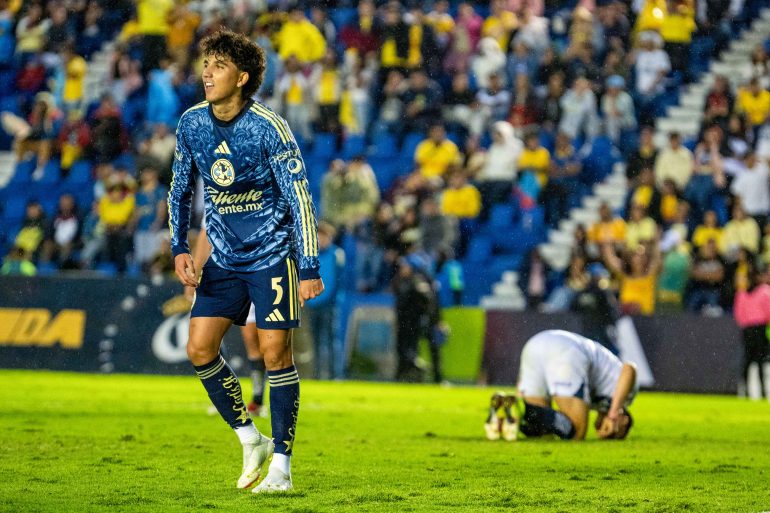 América remonta ante Puebla y celebra con su afición en el Estadio Azulcrema