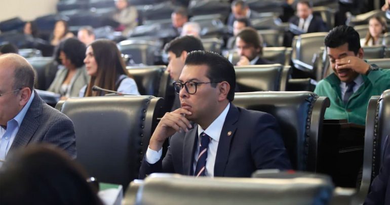 Renuncia senador del PRI