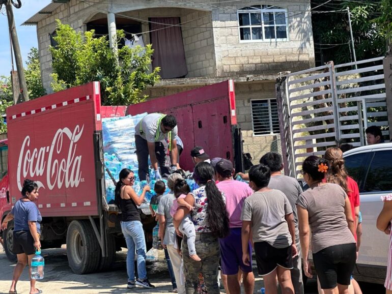 FEMSA entrega más de 100 mil litros de agua y apoyos a damnificados por lluvias