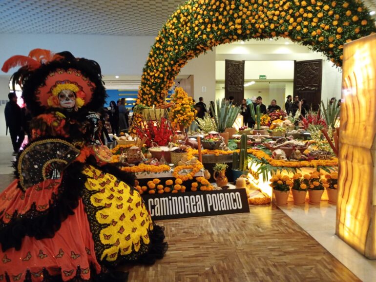 Disfruta de la exposición Mexicráneos y la Ofrenda Monumental en el Hotel Camino Real