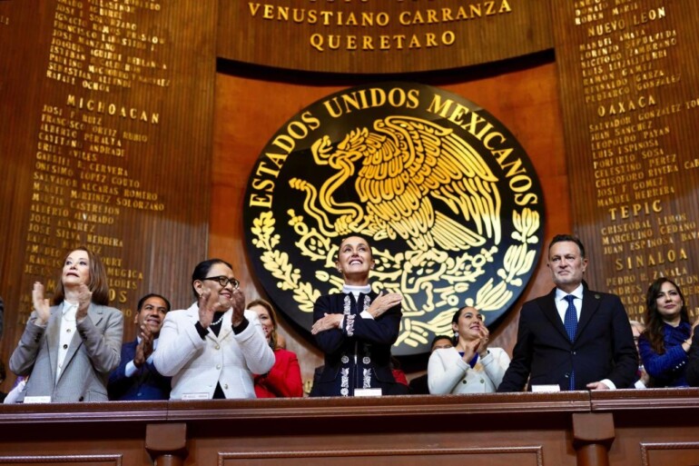 Ante miembros de gabinete y gobernadores encabeza Sheinbaum aniversario de la Constitución