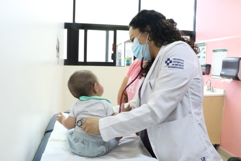Hospital General de México gradúa a más de 450 especialistas que se integrarán al sistema de salud
