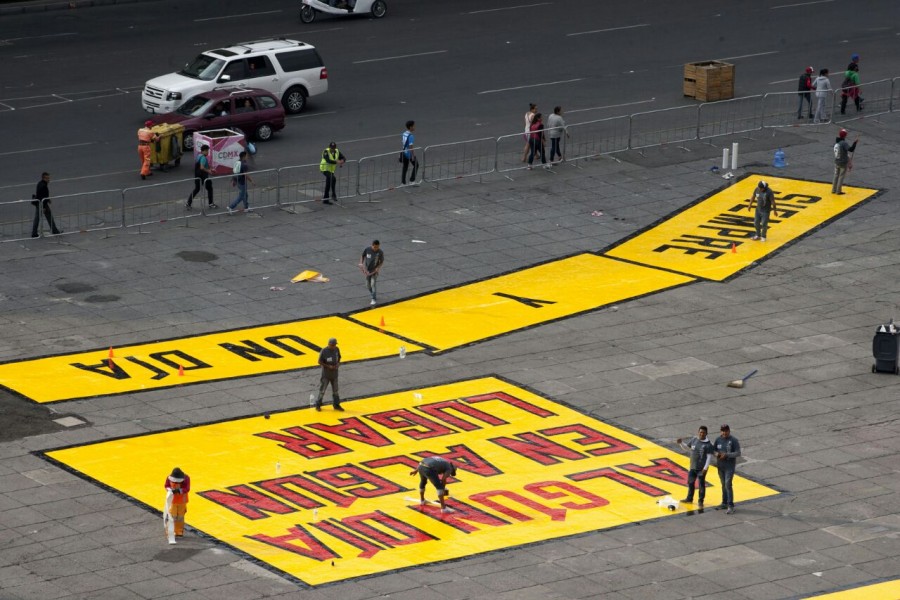 Invade el Zócalo CDMX el artista Lawrence Weiner
