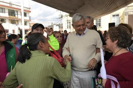 AMLO es despedido a huevazos en Veracruz