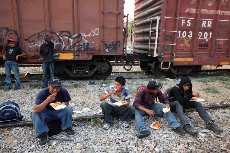 Rescatan a 121 inmigrantes al borde de la muerte