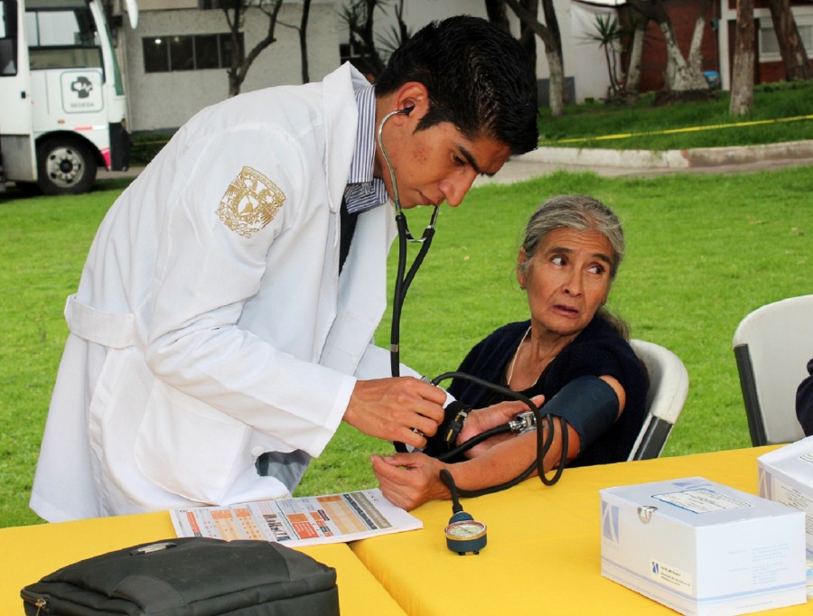Ofrecen servicios de salud a trabajadores de Central de Abastos
