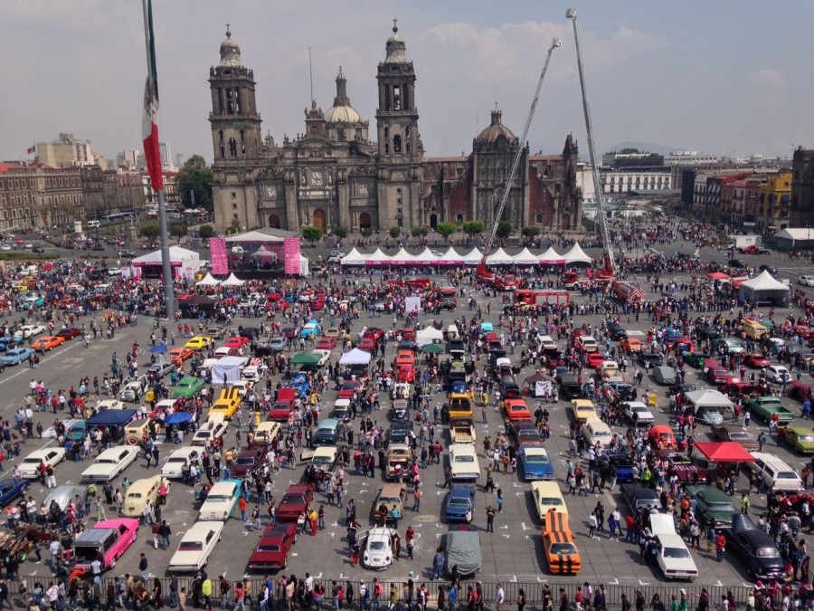 Más de 500 autos llenan la plancha del Zócalo capitalino