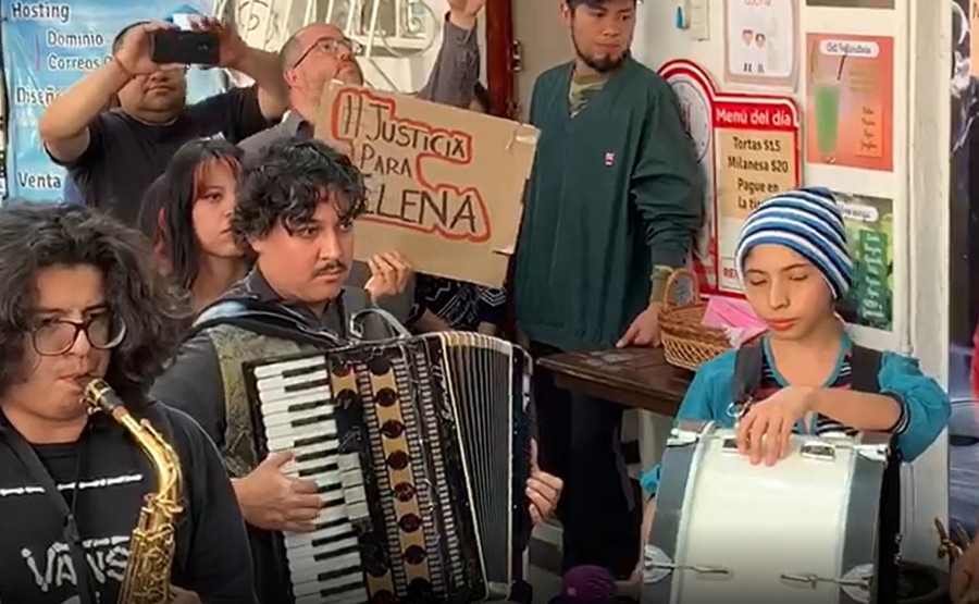 Exigen con música justicia para saxofonista atacada con ácido