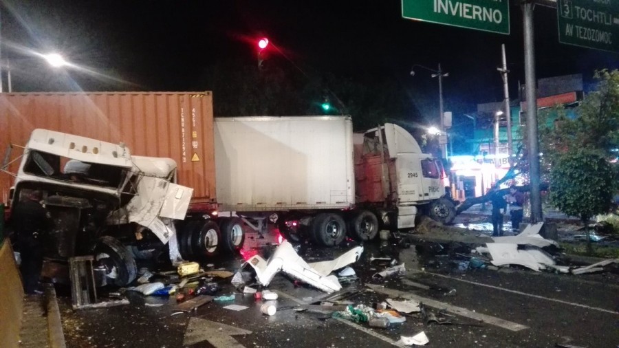 Chocan dos tráileres en Azcapotzalco