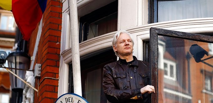 Presidente de Ecuador negocia salida de Assange de embajada
