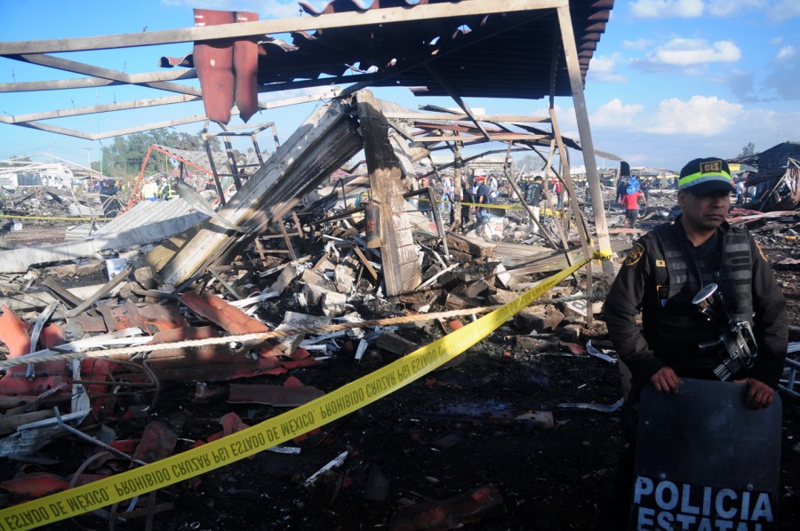 Entrega Eruviel Ávila, apoyo económico a locatarios de San Pablito de Tultepec
