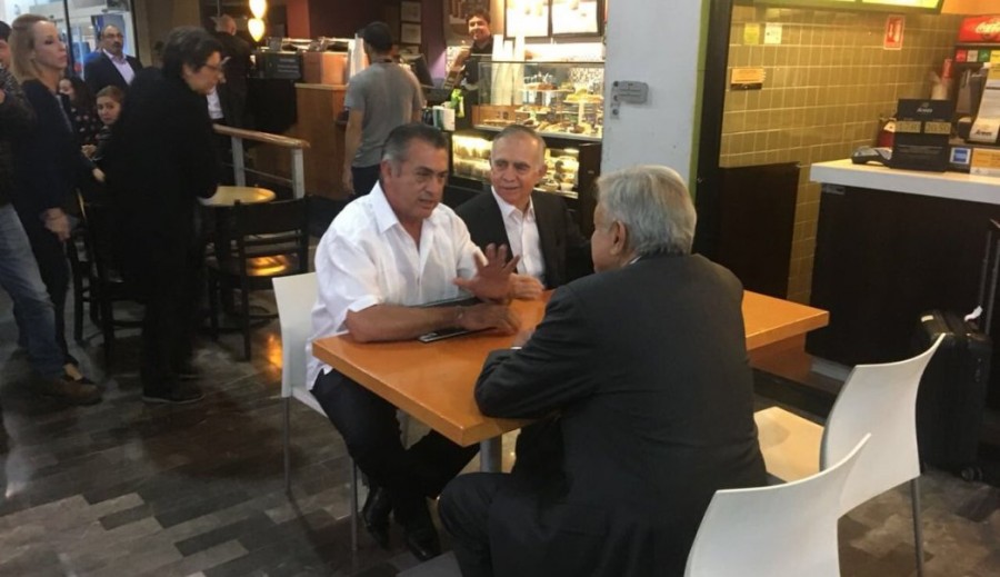 AMLO y el Bronco se reúnen en aeropuerto de Monterrey