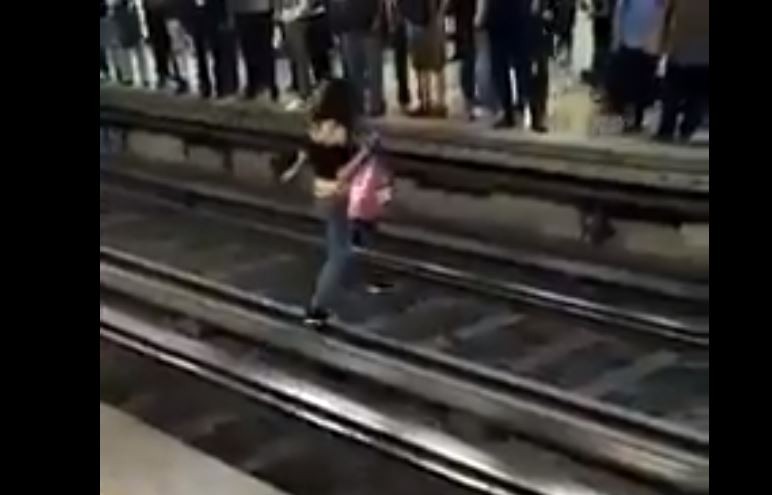 Cruza vías del Metro Tacuba mujer en aparente estado de ebriedad