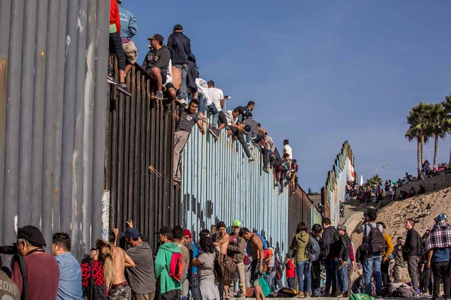 EU regresa a México a primeras familias centroamericanas de caravana migrante