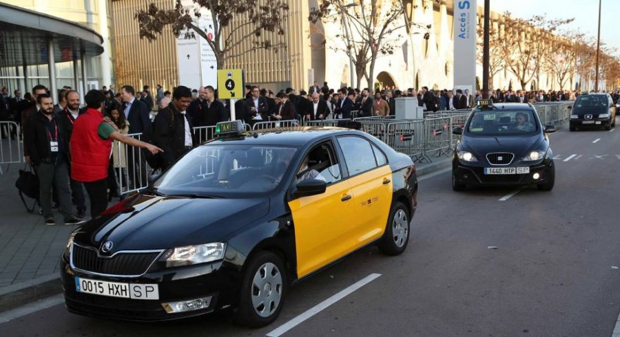 Huelga de taxistas en Barcelona contra Uber y Cabify