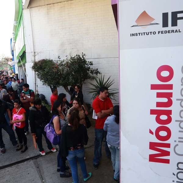 Saturan INE en último día para tramitar credencial