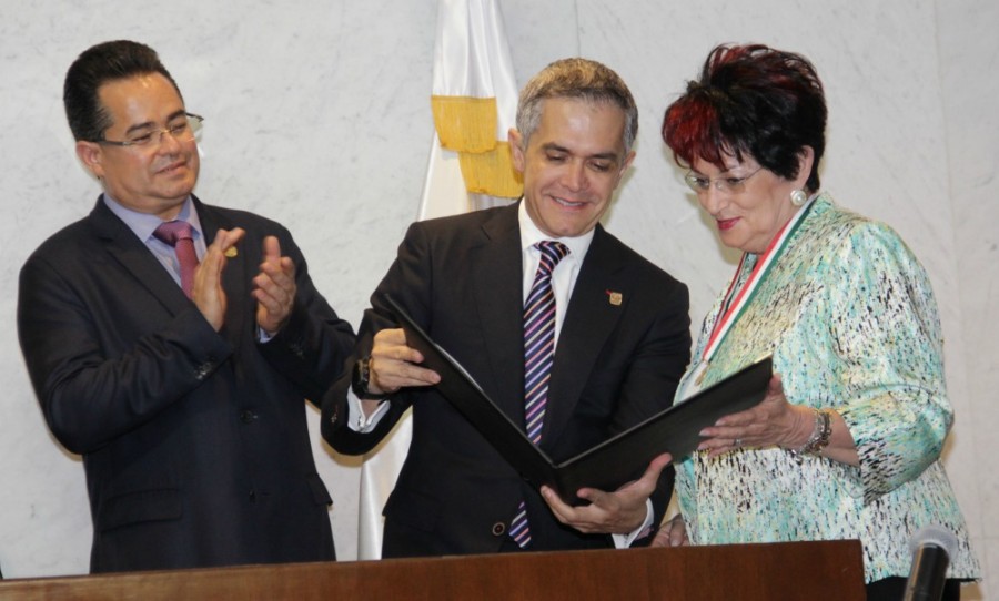 Entregan la presea Ignacio Manuel Altamirano