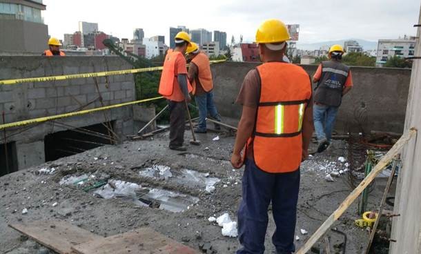 ConstrucciÃ³n en Benito JuÃ¡rez viola uso de suelo; son demolidos dos pisos.