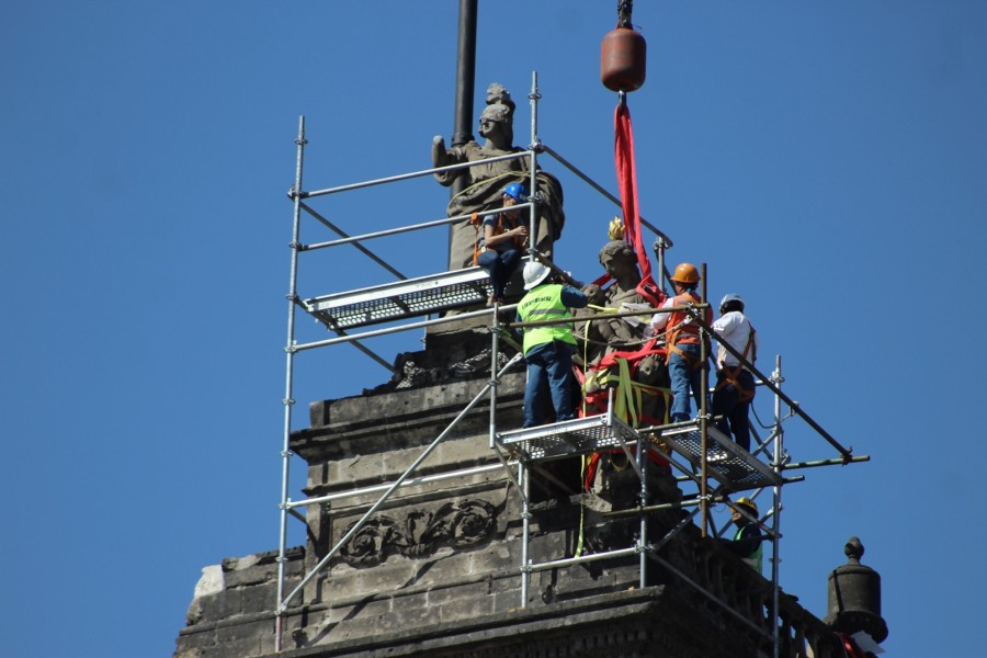 Inician retiro de esculturas de la Catedral Metropolitana CDMX