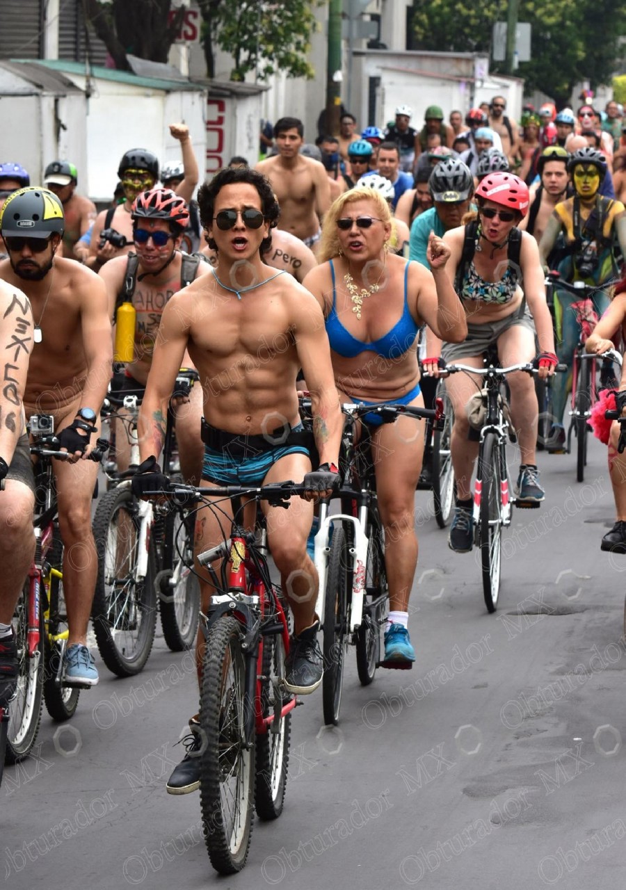 Ciclistas pesan 4 kg menos que automovilistas: estudio