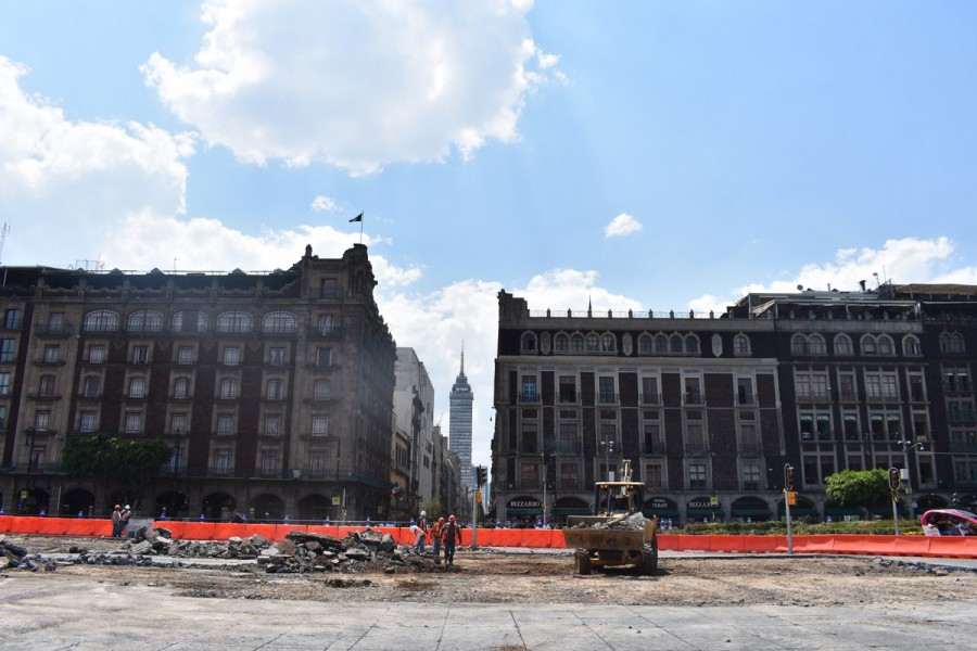 Inician demolición de la superficie de la plancha del zócalo capitalino