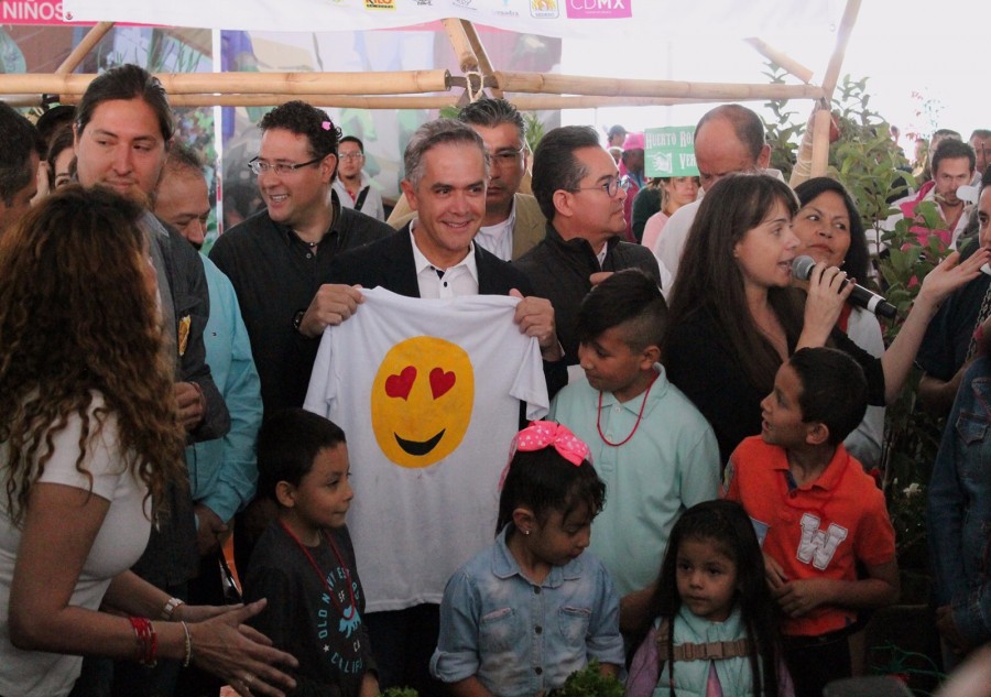 Mancera recorre los talleres lúdicos y convive con infantes