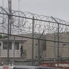 Monreal busca que se apruebe la Ley General de Imnistía para evitar contagio masivo en prisiones