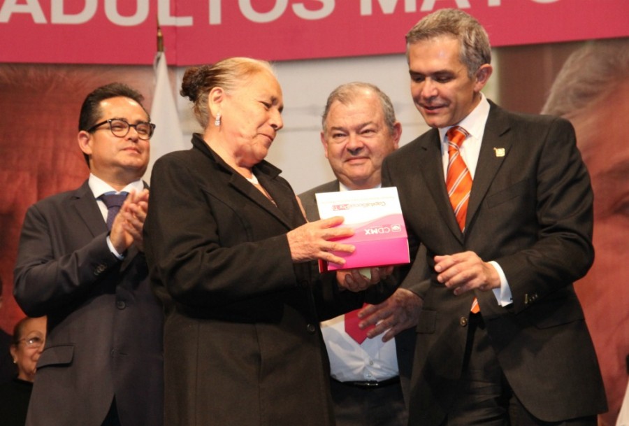 Entregan 6 mil 600 tarjetas de adulto mayor