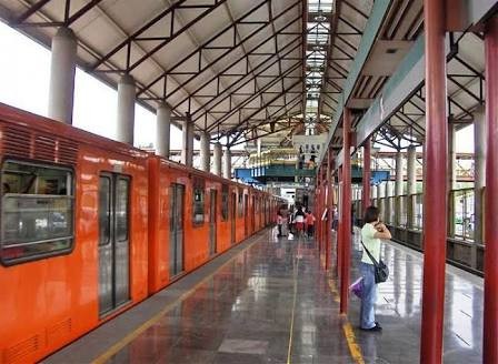Rescatan policías a mujer que cayó por accidente a las vías del Metro